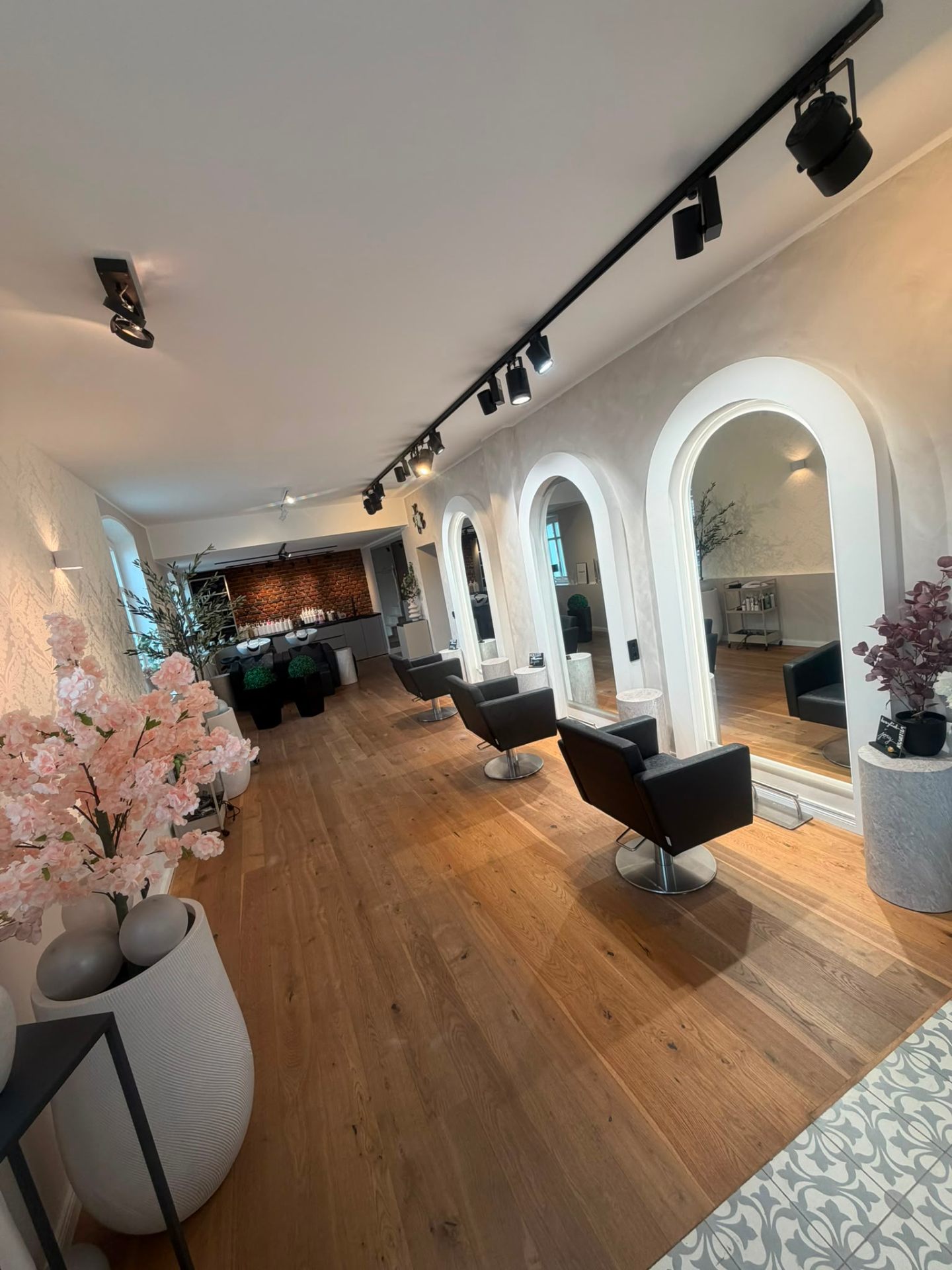 Studio Innenraum mit Bogenspiegeln